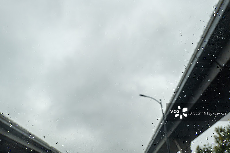 穿过彩色玻璃窗的立交桥外景图片素材