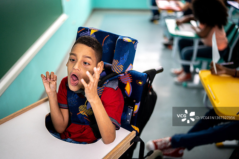 在教室里有特殊需求的男孩图片素材