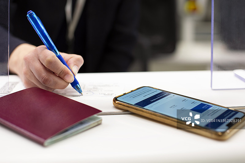 在机场办理登机手续图片素材