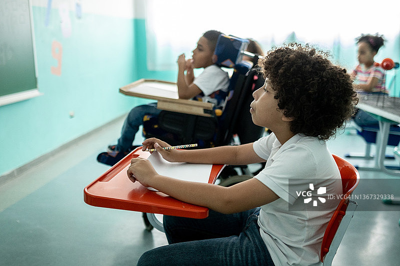 教室里的男孩图片素材