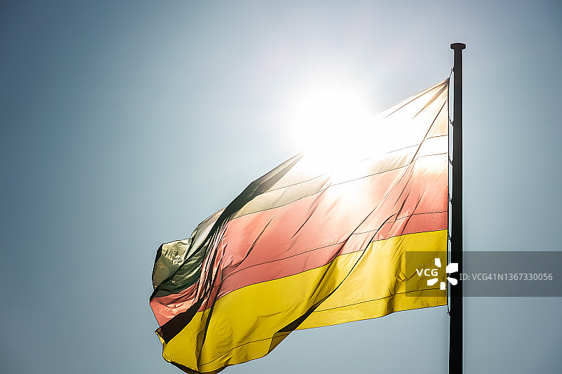 阳光下的德国国旗图片素材