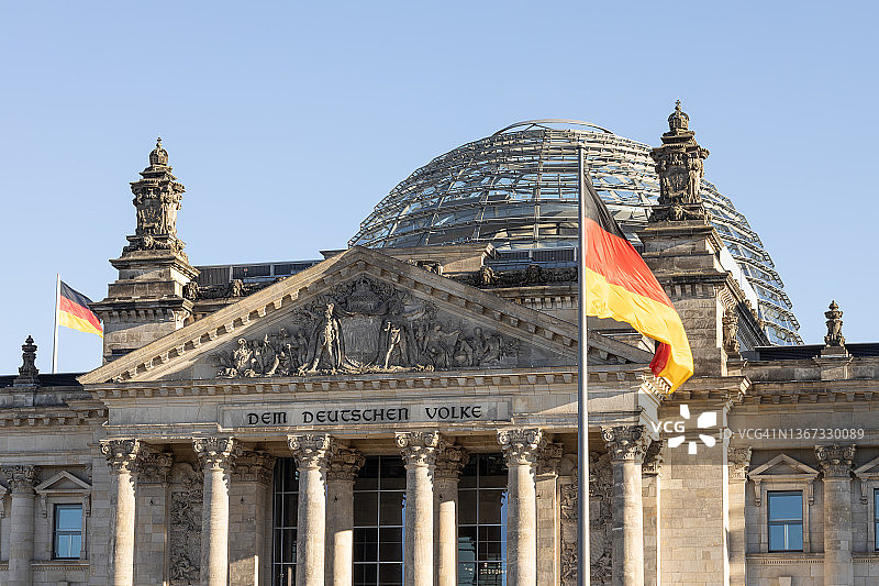 德国柏林国会大厦与德国国旗图片素材