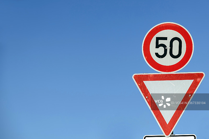 限速和让路交通标志图片素材