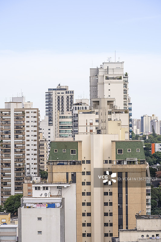 拉丁美洲住宅区内城区的塔式公寓楼图片素材