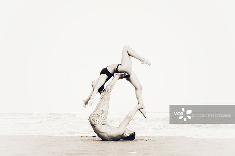 海上双人瑜伽图片素材