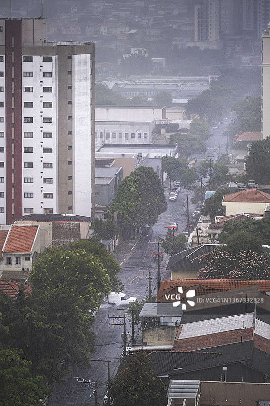 热带地区暴雨中被洪水淹没的城市街道高空景观图片素材