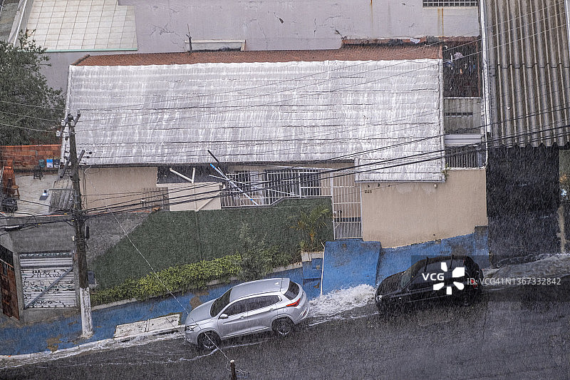 热带地区暴雨期间，洪水涌入城市街道图片素材