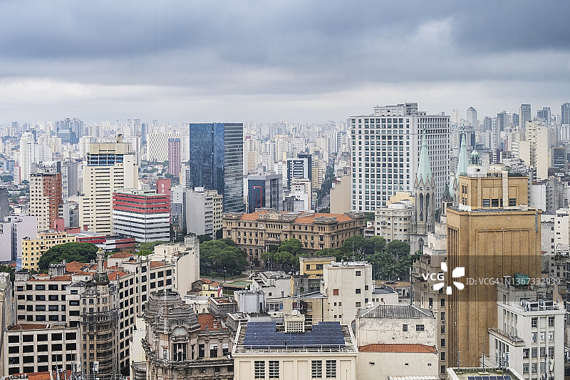 大雨云下的圣保罗城市天际线图片素材