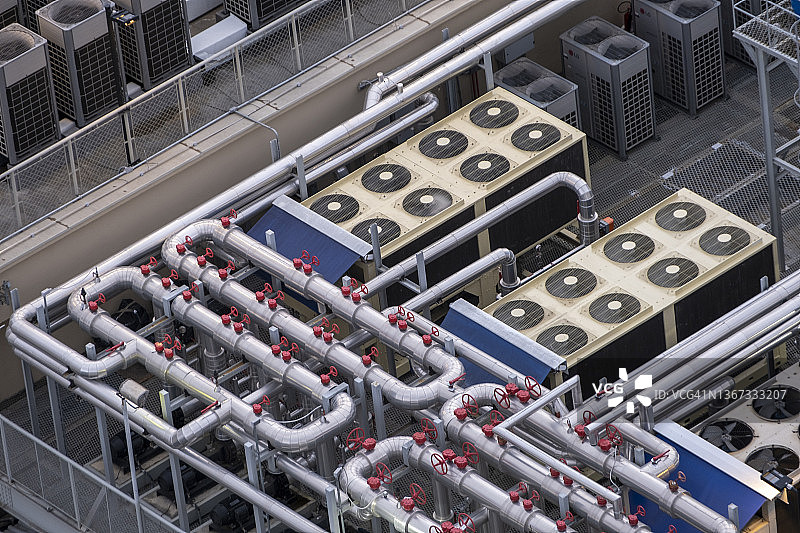 屋顶上的工业空调机组图片素材