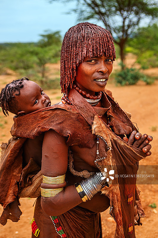来自埃塞俄比亚哈默部落的妇女抱着她的孩子图片素材