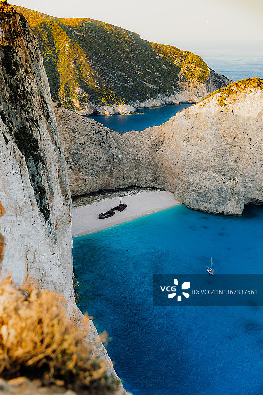 扎金索斯岛上隐藏的沉船海滩和水晶般蓝色大海之上的壮丽日出图片素材