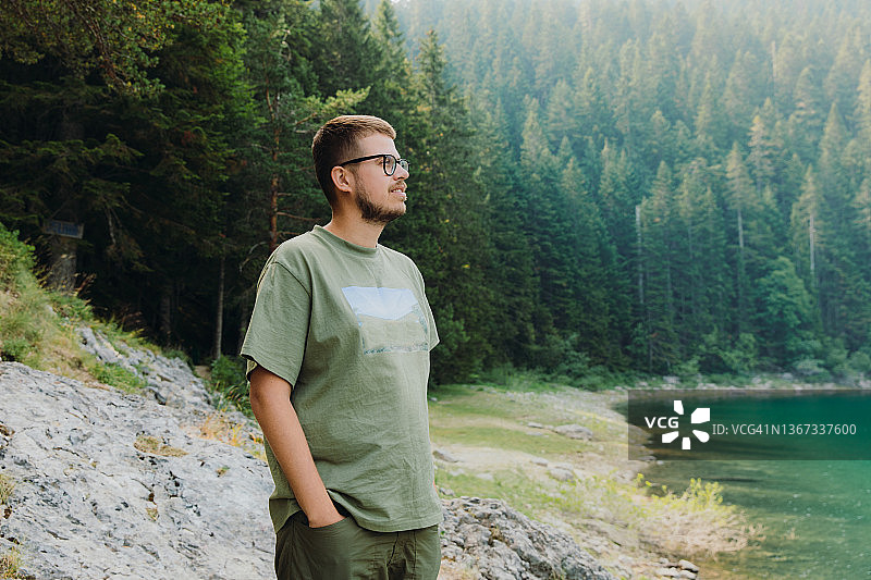 男人在黑山欣赏山湖日出美景图片素材