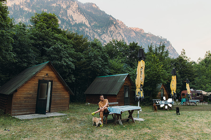 男人带着两只狗在黑山露营图片素材