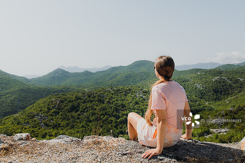 女游客在黑山斯卡达尔湖国家公园上方欣赏日出图片素材