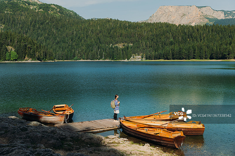 女游客在黑湖码头欣赏黑山日出山景图片素材