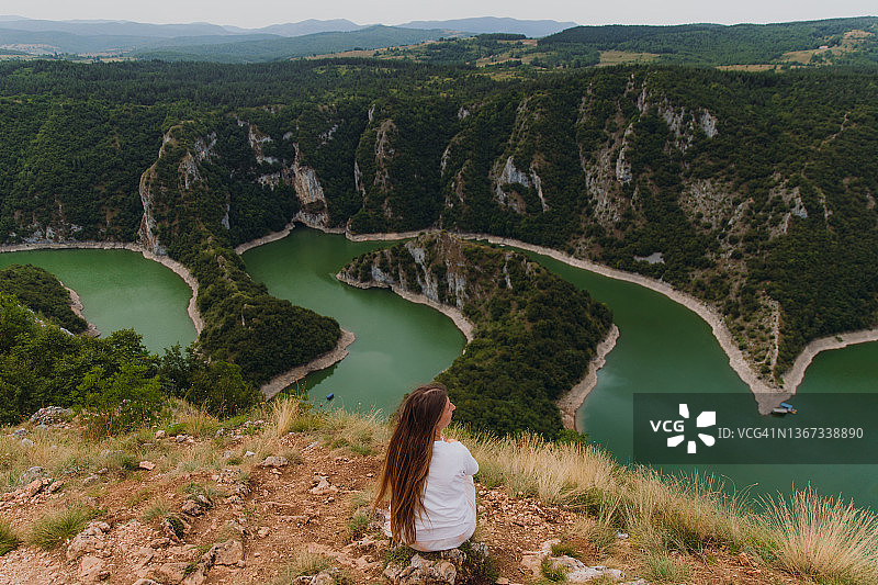 女游客在塞尔维亚绿色天然峡谷上方沉思日落图片素材