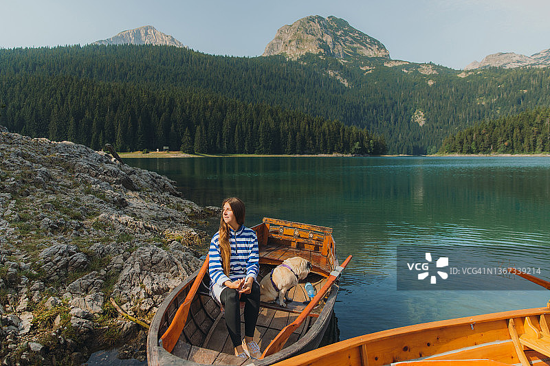 在黑湖乘船欣赏山景的女人图片素材