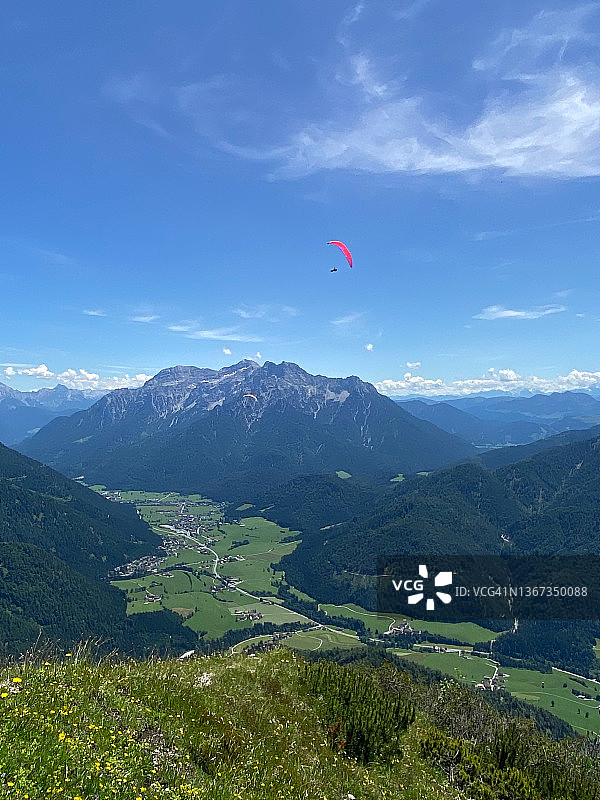 夏季的绿色山谷，以山为背景，蓝天和两个降落伞图片素材
