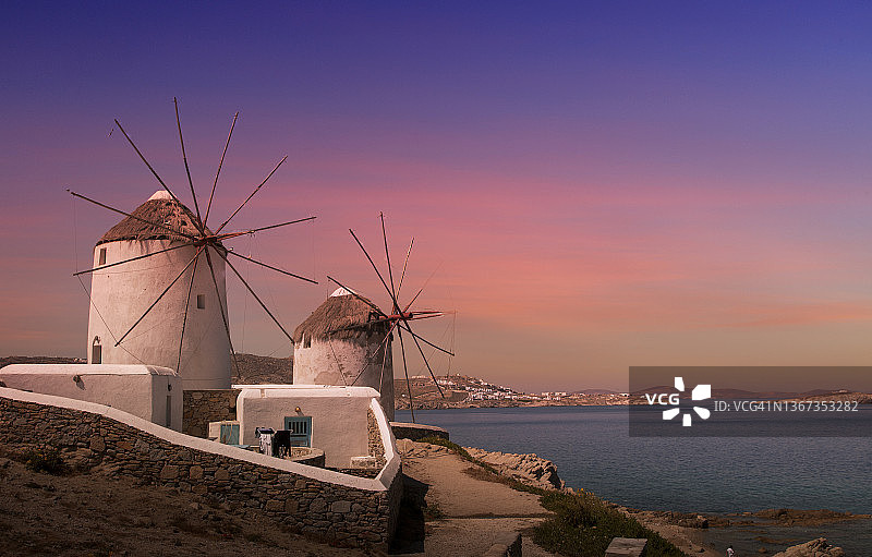 希腊米科诺斯岛上的风车图片素材