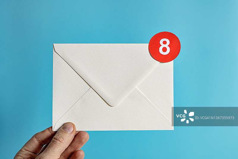 手拿白色信封，通知-电子邮件概念图片素材