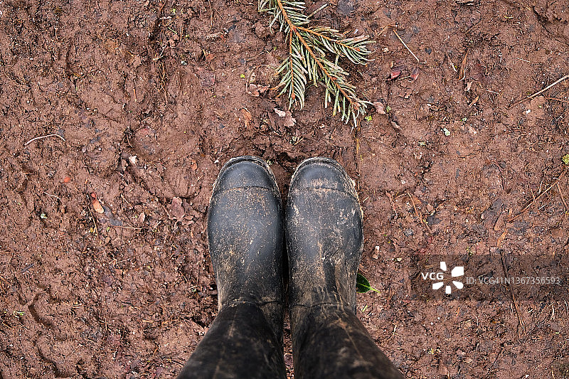 泥泞的惠灵顿靴在泥地里徒步图片素材