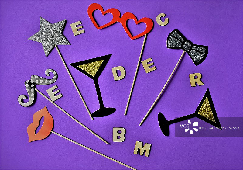 淡紫色背景上有趣的圣诞节装饰图片素材