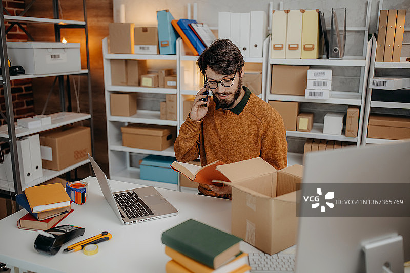 在线销售的男人图片素材