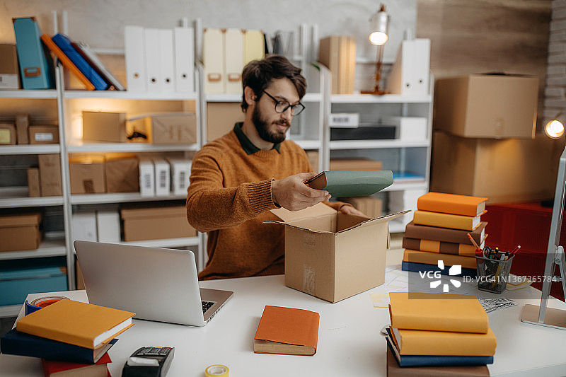在线销售的男人图片素材