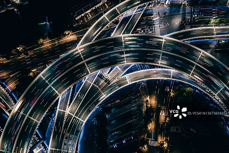 俯视图的天桥和道路交叉口在夜间图片素材