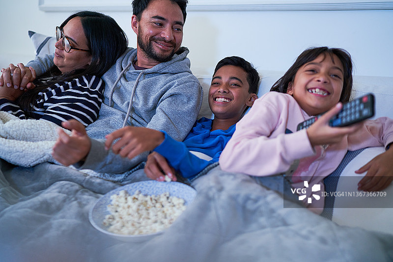 一家人在沙发上看电视图片素材