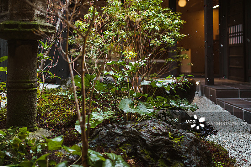 京都町屋酒店的日式庭院图片素材