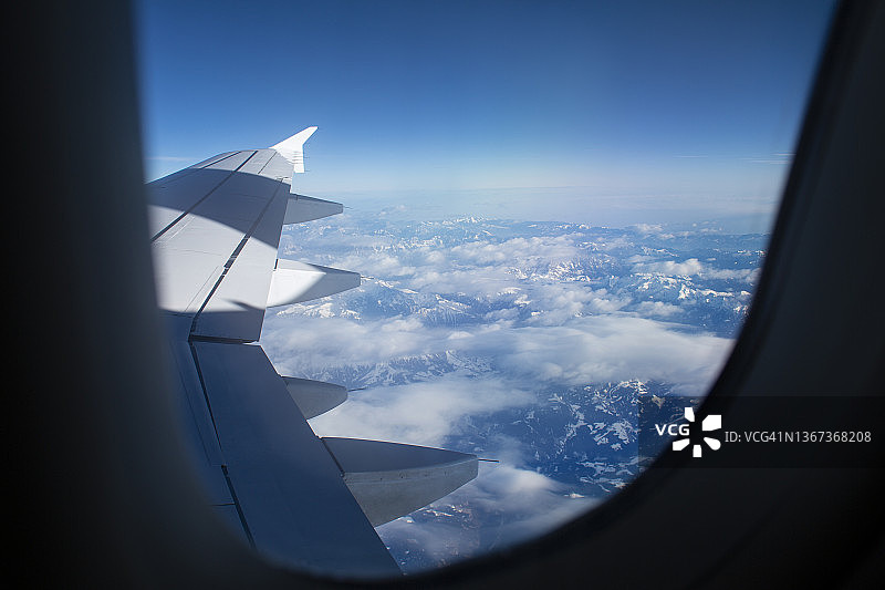 透过飞机舷窗看到的雪山图片素材