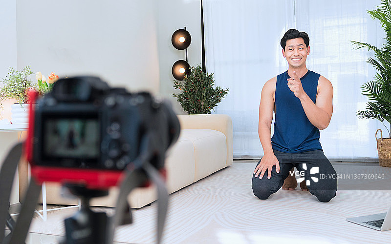 专业私人教练在家录制视频图片素材