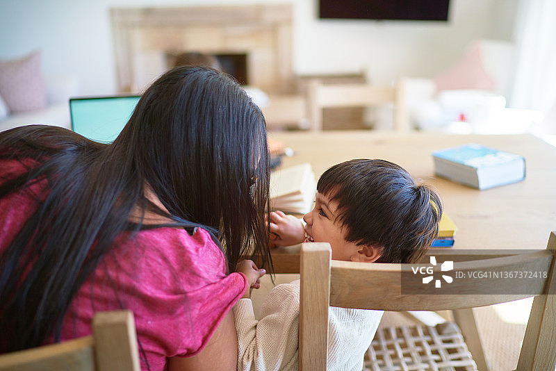 餐桌旁温馨的母子图片素材
