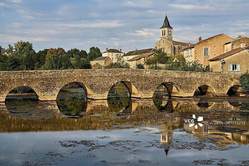 Sanxay教堂和Vonne河面上的中世纪七拱石桥倒影景观图片素材