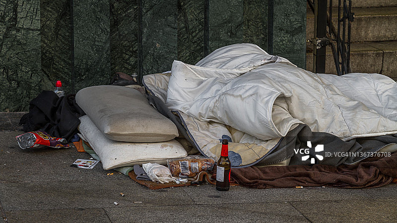 人行道上的简易床铺图片素材
