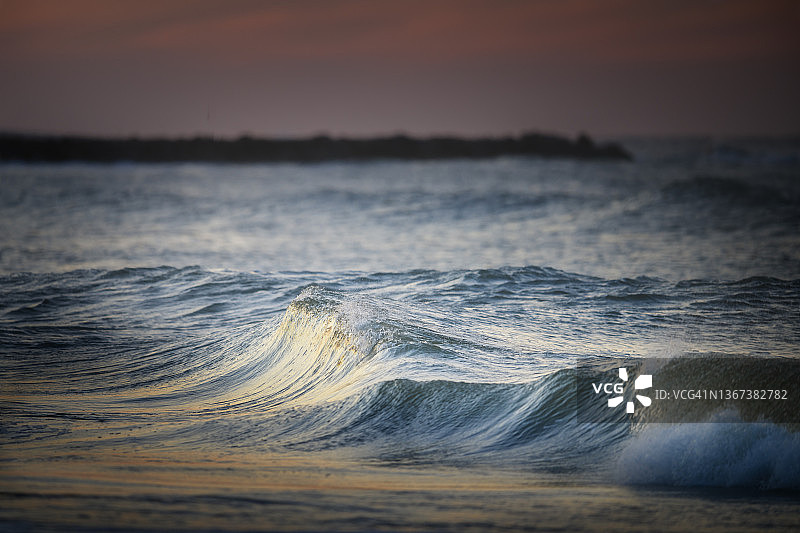 新泽西州梅角美丽的闪亮海浪涌入海岸图片素材