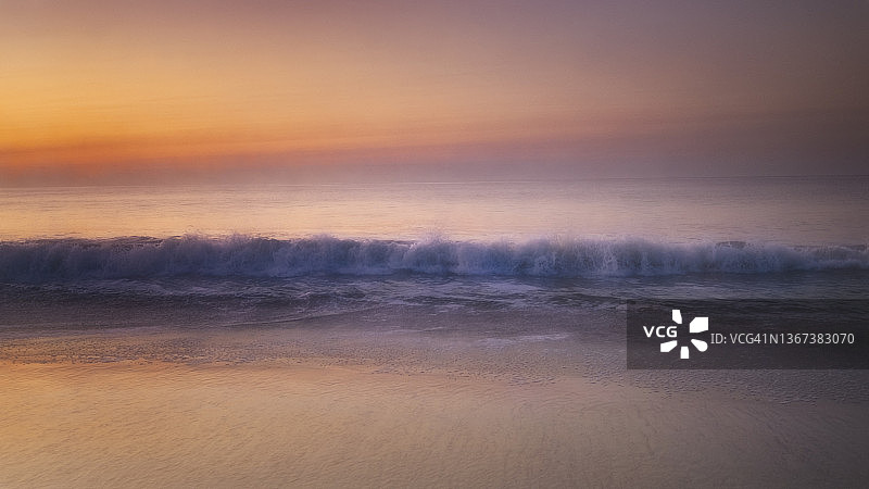 新泽西州开普梅的粉色天空与海浪图片素材