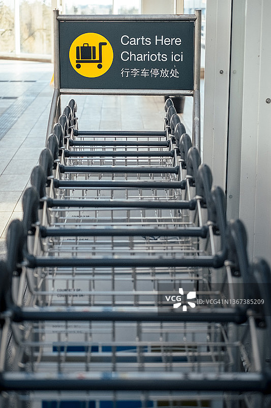 温哥华国际机场的行李手推车图片素材