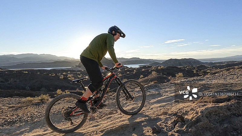 山地自行车骑行者沿着沙漠小路骑行图片素材