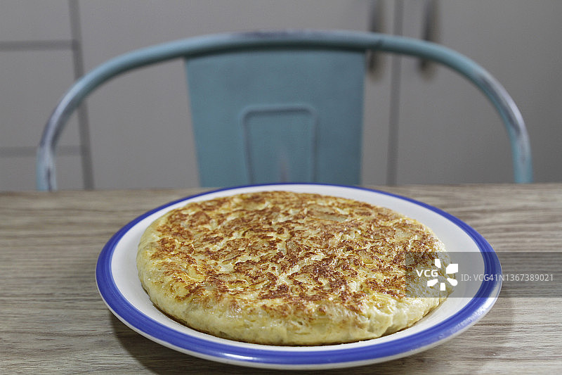 厨房桌上的西班牙蛋饼图片素材