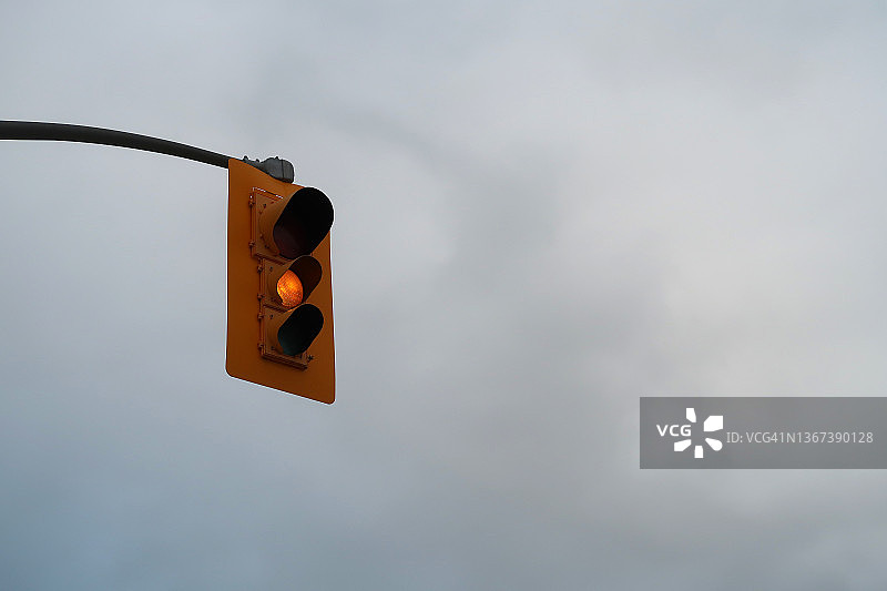 阴天下的黄色交通灯图片素材