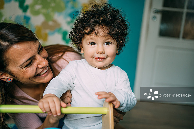 宝宝迈出第一步图片素材