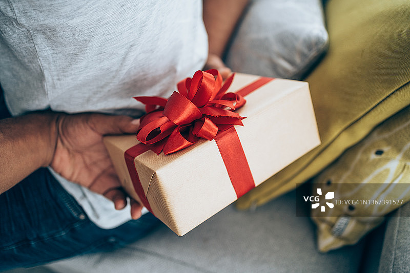 男人手里拿着背后的礼物图片素材