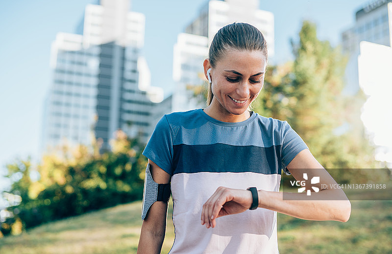 在户外运动的年轻女子图片素材