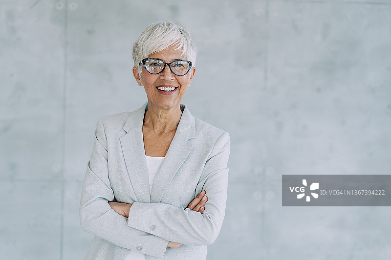 现代办公室里自信的女商人。图片素材