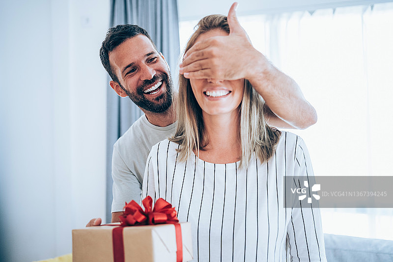 快乐的年轻女人收到男友的礼物图片素材