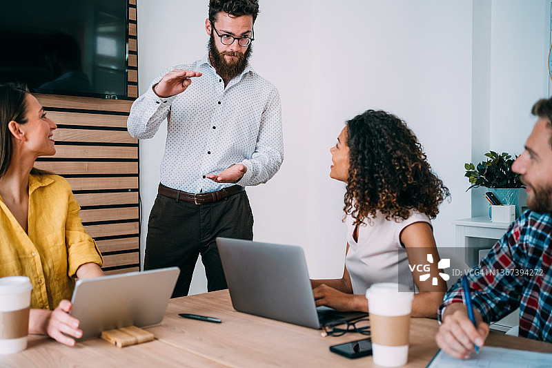 商务人士在办公室开会。图片素材