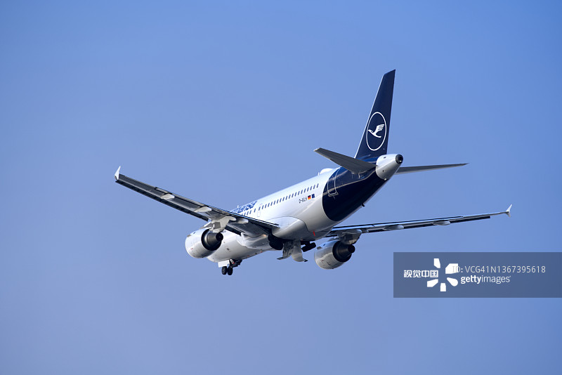 阳光明媚的冬季瑞士克洛滕机场图片素材