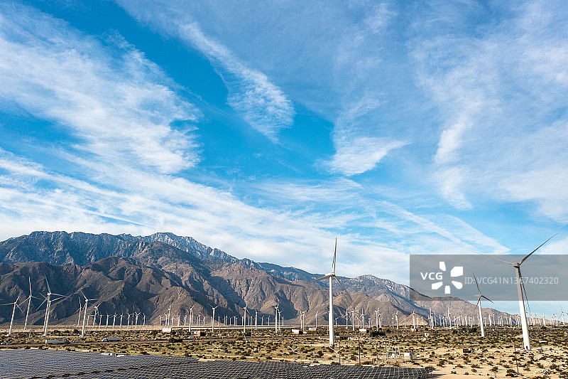 太阳能电池板和风车鸟瞰图图片素材